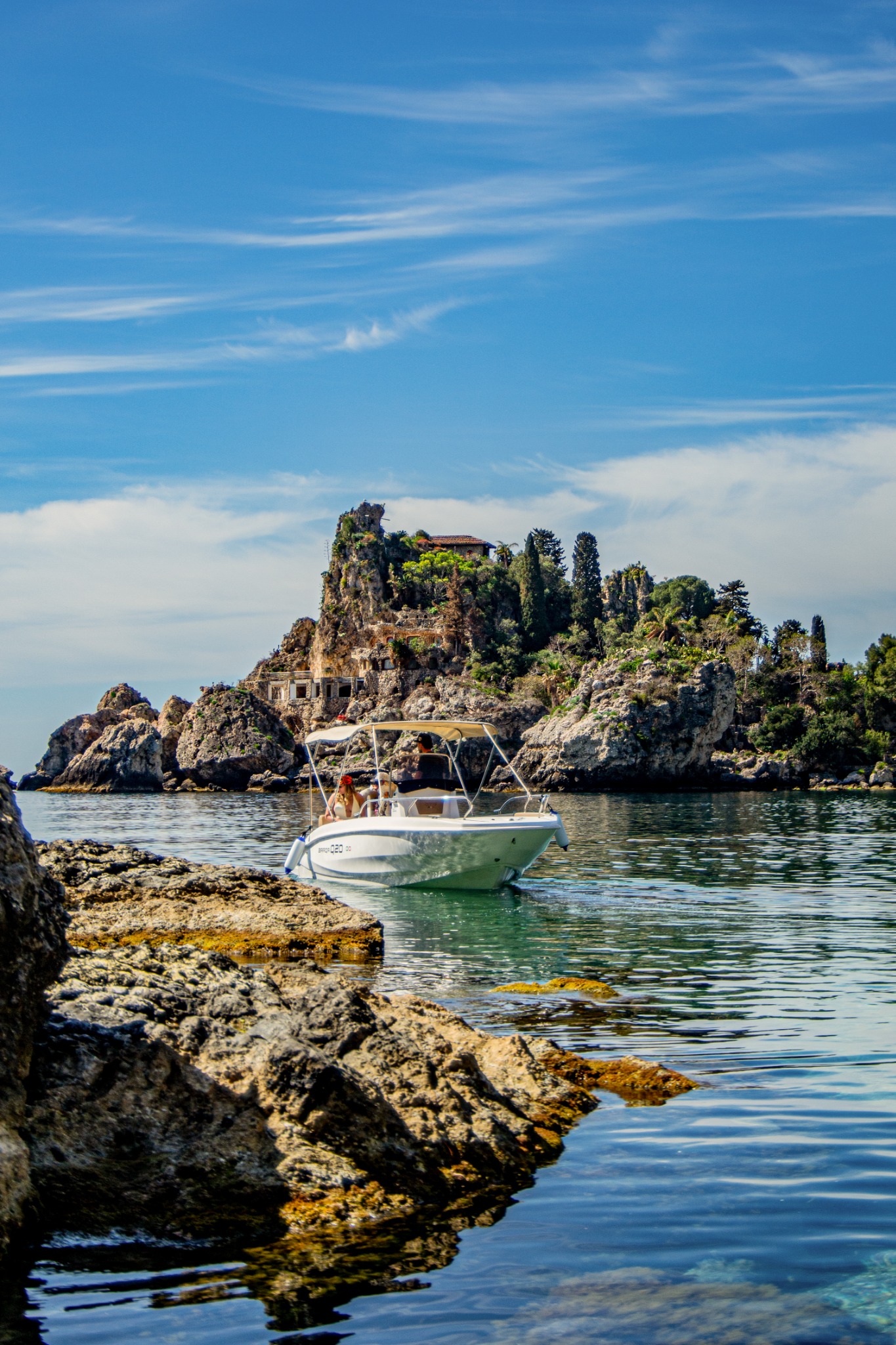Barqa Q20 approaching the beach beside Isola Bella